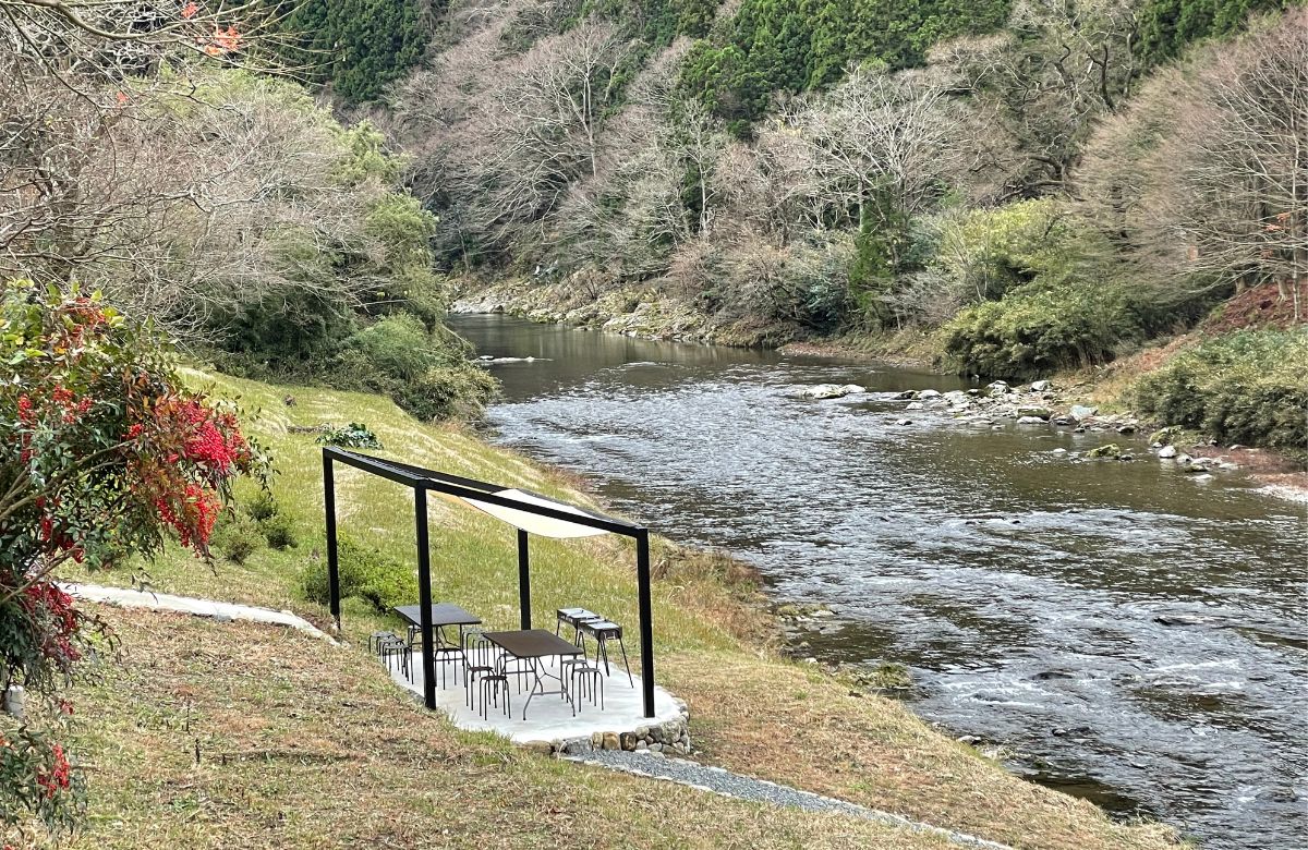 京都ミヤマシキテイ 川のほとりのテラス