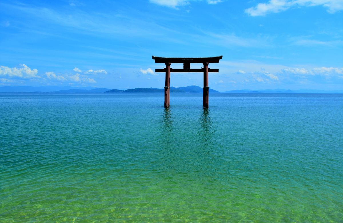 琵琶湖に立つ白鬚神社の鳥居